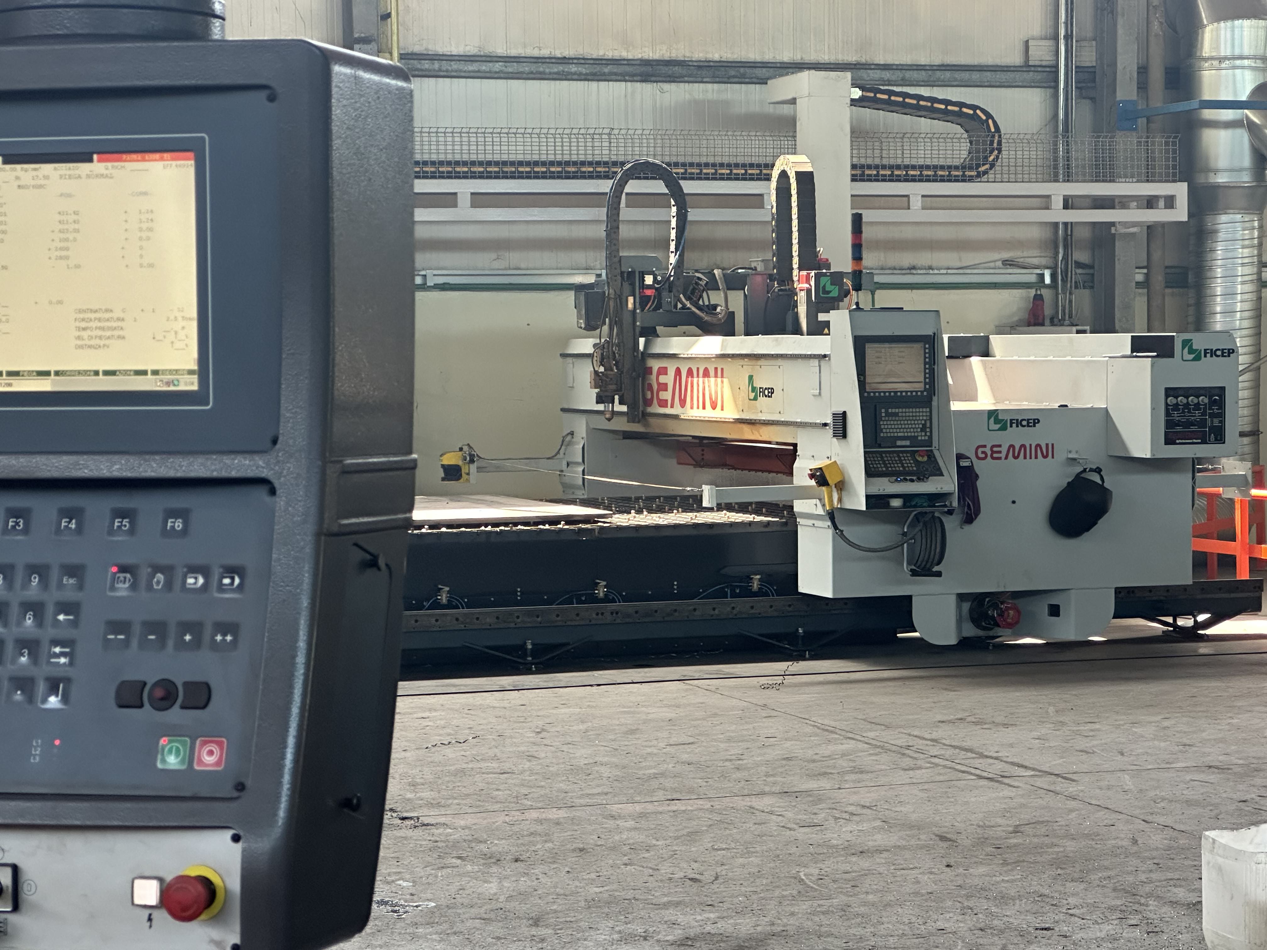 Centro di lavorazione CNC nell'officina Alpantek